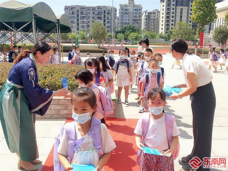 学校发放《小学生养成习惯》东南网记者张立庆摄.jpg.jpg