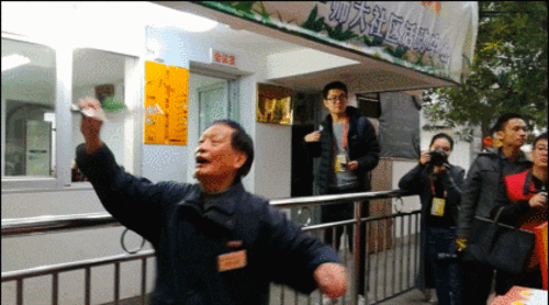 【网络媒体走转改】GIF动图集丨老党员的板报人生