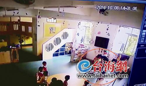 泉某幼儿园老师粗暴对待儿童 猛拖拽男童倒地上