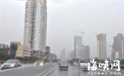 雨雾冰雪迷人眼 交警带你安全行 