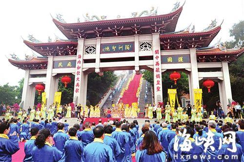 前来参加祭典的信众行三跪九叩之礼