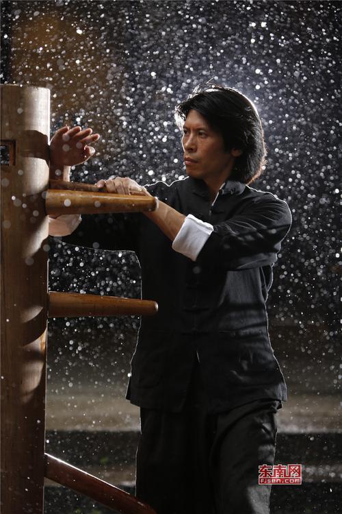 1497050202320077222.jpg 国家级非遗咏春拳第八代传承人——郑祖杰演示“木人桩法”.jpg