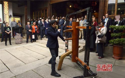 1497050503495019575.jpg 郑祖杰为非洲几十个国家驻华使节代表团的大使展示詠春拳法木人桩法。.jpg