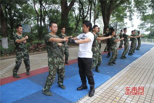 1497051058785086608.jpg 郑祖杰向福建省委内卫武警官兵传授咏春拳。.jpg