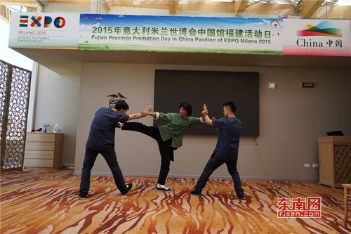 1497051058997039786.jpg 郑祖杰带领弟子在米兰世博会演示咏春拳法。.jpg