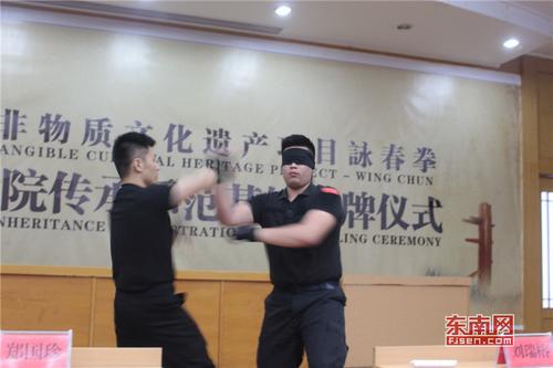 1497051314604079290.jpg 郑祖杰徒弟在表演咏春拳盲打。.jpg