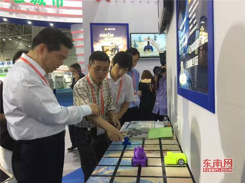 1497959021599019298.jpg 这款与众不同的编程机器人吸引了专业观众的兴趣.jpg