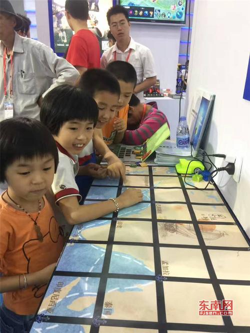 1497958805223012590.jpg 孩子们在体验“一带一路”机器人编程.jpg