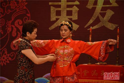 母亲为女儿佩戴香囊.jpg