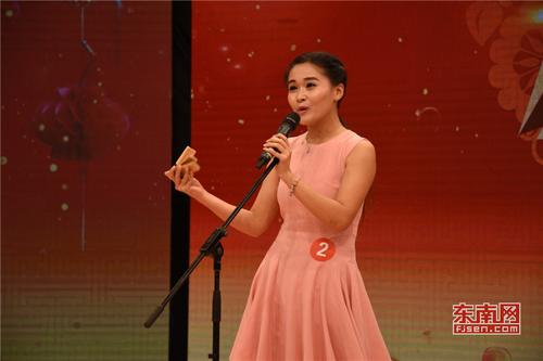 2号选手用快板形式进行贺词展演.jpg
