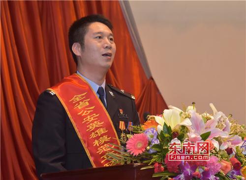 05陈明月作报告.jpg
