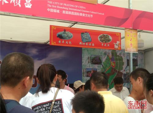 活动现场，食客排不上队伍。.jpg