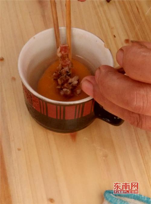 厨师将肉末通过蛋眼灌进蛋黄.jpg