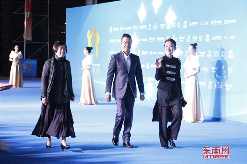 1511888865995040452.jpg 《十八洞村》剧组亮相,导演苗月、主演王学圻、陈瑾。.jpg