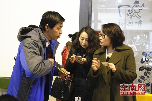 1513778449836039875.jpg 新媒体创业者向嘉宾请教问题.jpg