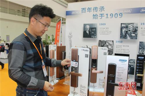工作人员用身份证开启智能锁.jpg