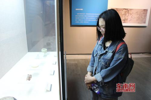 1524829096552008425.jpg 福州市民在省博物院参观展出的文物.jpg
