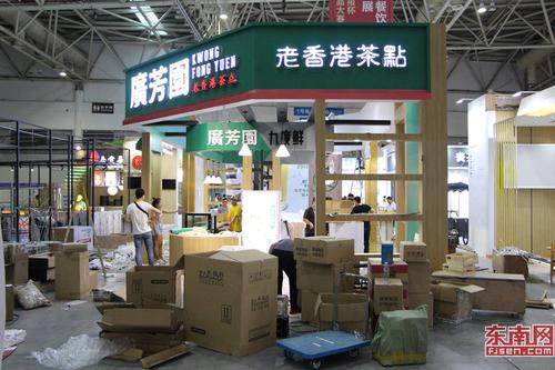 1526480918742056294.jpg 1号馆饮品专区,工作人员正在装饰展区.jpg
