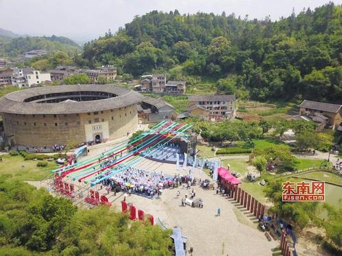1526737266565005976.jpg 中国旅游日福建分会场活动在永定振成楼举行.jpg