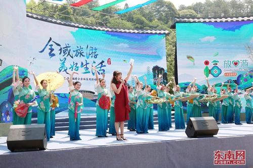 1526737266544092838.jpg 现场还举办了精彩的演出活动.jpg