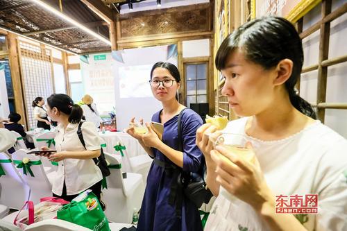 1526821854108001449.jpg 到场的孕妈们共同品鉴月子美食.jpg