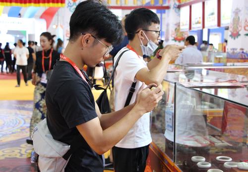 1529331454418065167.jpg 现场展示的产品让不少游客直呼“大开眼界,纷纷掏出手机拍照发朋友圈.jpg