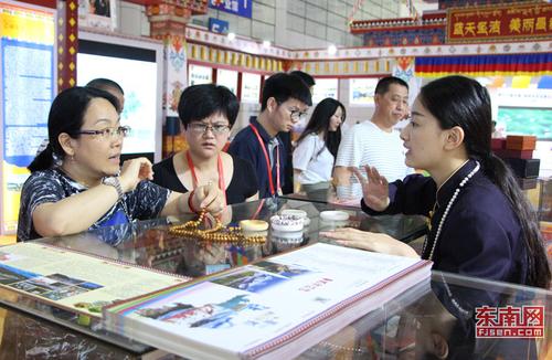 1529331409071073225.jpg 在特色产品展销区,象牙玉首饰备受女性游客追捧.jpg