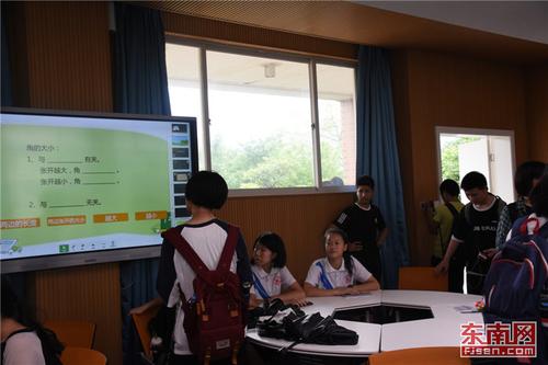 1529754113240003157.jpg 学生参观福建师大智慧教室.jpg