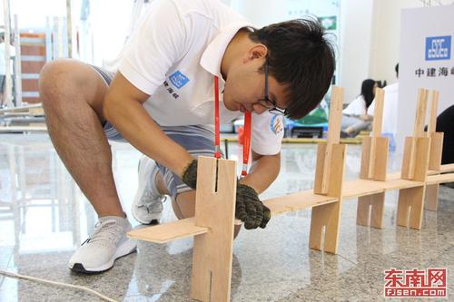 1533920708305020128.jpg 台湾科技大学的青年学子们一丝不苟的在做搭建准备 东南网记者林峰峰 摄.jpg
