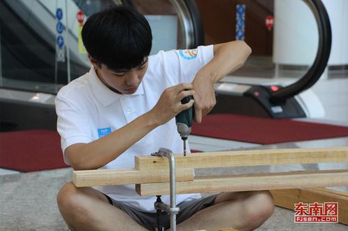 1533920751186061767.jpg 台湾铭传大学作品《海屿之间》正在搭建中 东南网记者林峰峰 摄.jpg