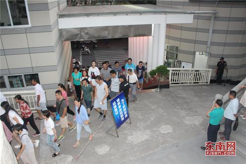 17：45分学校大门打开，学校让家长走进校园接回孩子（东南网记者 张立庆摄）.jpg