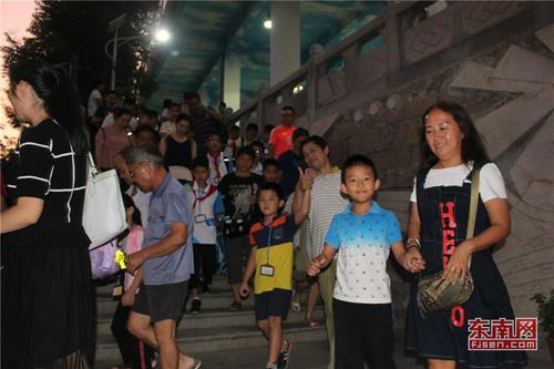 孩子们被家长们手挽着手接回家（东南网记者 张立庆摄）.jpg