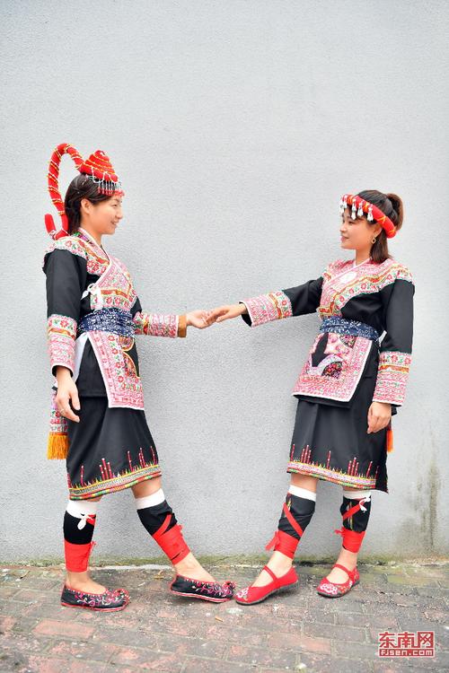 1559053788817070551.jpg 着传统的畲服+穿戴便捷的现代头饰,是年轻畲女最喜欢的装扮.jpg