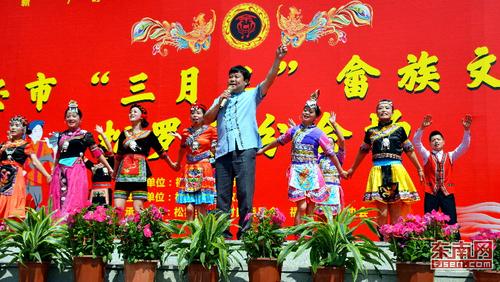 1564497903362023565.jpg 钟石木参加“三月三”文化节 李广 摄.jpg