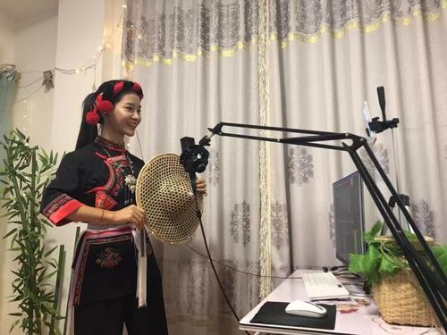 1564497903363035033.jpg 雷清梅通过网络直播的方式传唱畲歌。受访者供图.jpg
