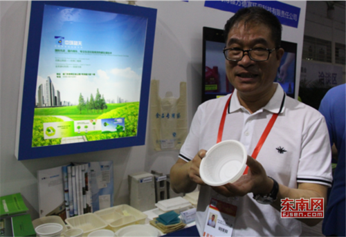 1497958736670019037.png 张光杰向记者展示用新技术处理后制作出来的餐盒.png