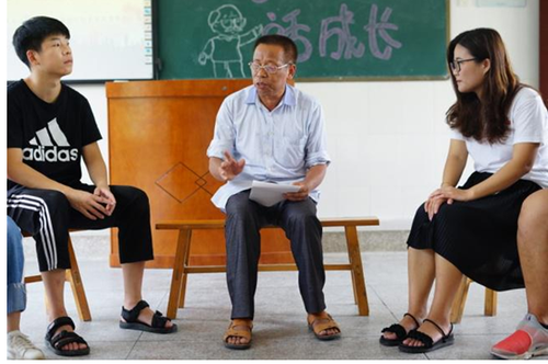 1532160709465037936.png 曾老先生讲述村如何摆脱贫困故事.png