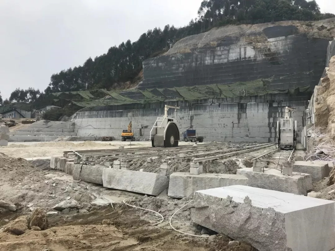 漳浦縣現有持證飾面石材礦山15家,其中14家越界非法開採