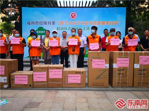 活动现场给环卫工人发“微心愿”放慰问品.jpg