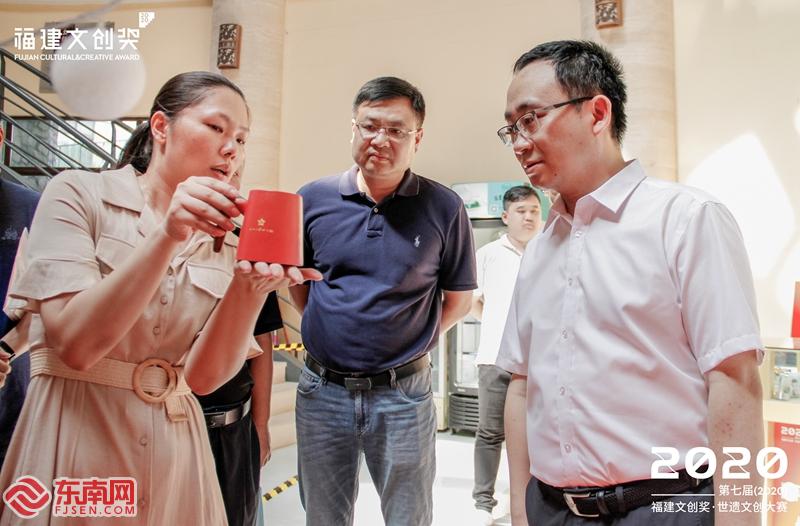 与会嘉宾参观文创市集 东南网记者颜财斌 摄.jpg