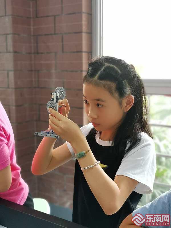 孩子们玩得入迷 东南网记者张立庆摄.jpg