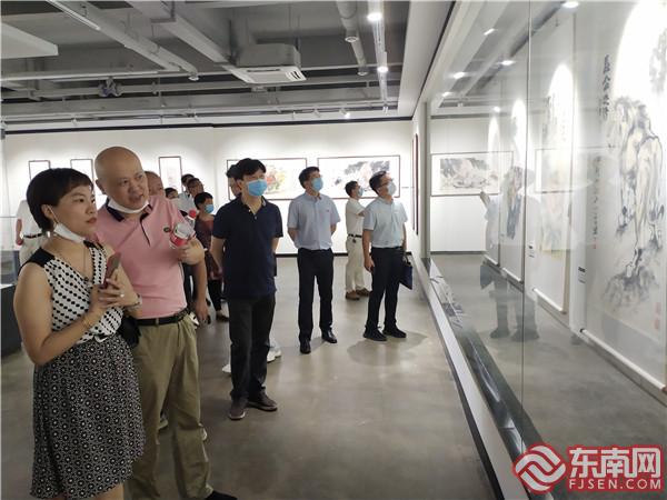 观众在沈锡纯美术馆观展 东南网记者张立庆摄.jpg
