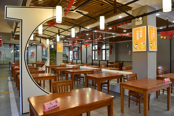 福建师范大学协和学院食堂打出公益广告 通讯员林响摄.jpg