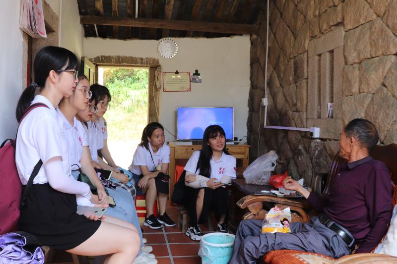 同学们在走访 学院供图.jpg