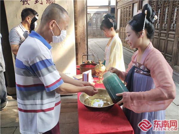 现场进行“焚香沐手”东南网记者张立庆摄.jpg