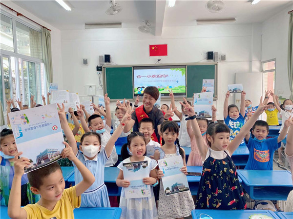 福州市仓山区第一中心小学一年级新生领到入学通知书，正式成为小学生 学校供图.jpg