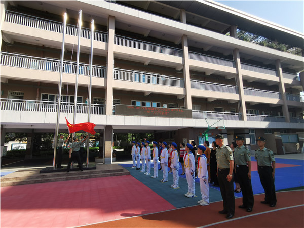 省军区国旗班战士到福州市铜盘中心小学进行升国旗  学校供图.jpg