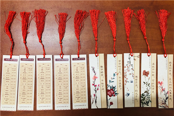 福州市钱塘文博小学给同学们送上书签 学校供图.jpg