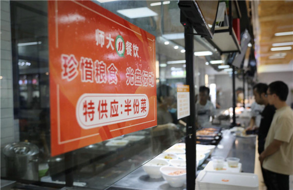 学校食堂推出半份菜 通讯员詹怡君摄.jpg