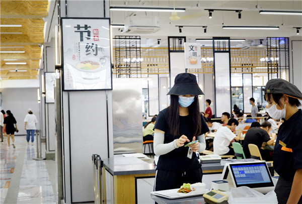 同学们饭菜根据自身需要点餐 通讯员秦广龙摄.jpg